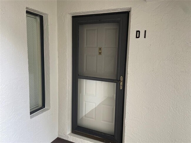 Foto del edificio - 2642 Pine Ridge Way S