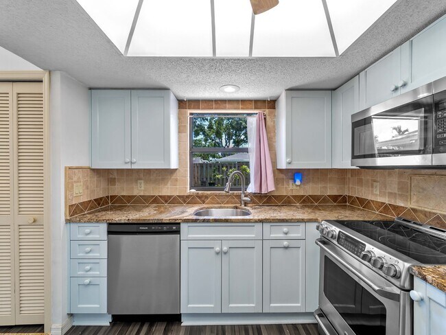 Foto del edificio - 8429 Cypress Lake Cir