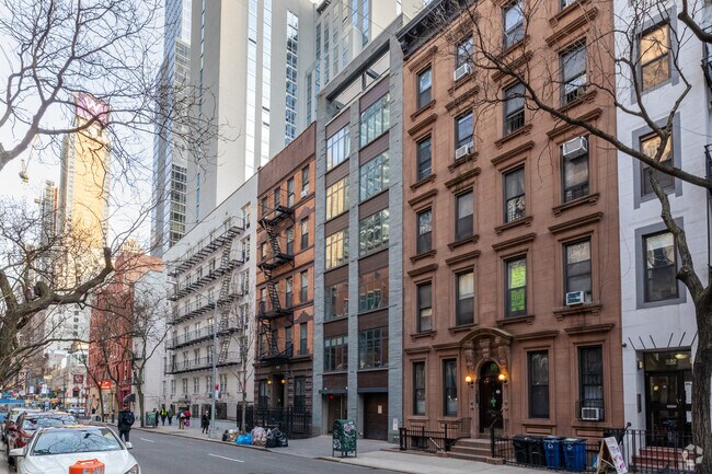 Foto del edificio - 318 W 47th St