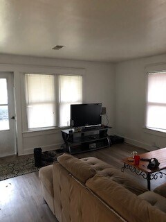 Foto del edificio - 4 BDRM Available August, 2026.  Monthly re...