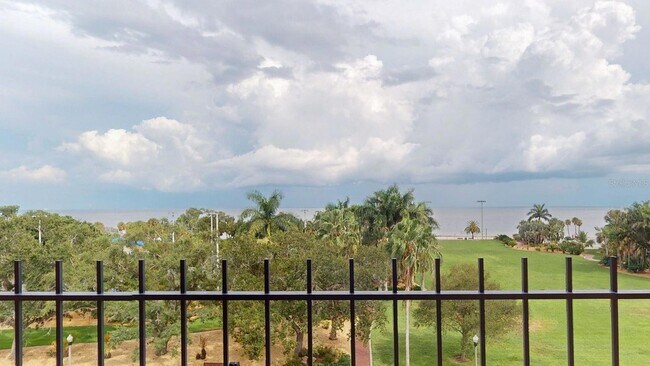 Foto del edificio - 1120 N Shore Dr NE