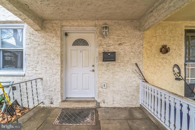Building Photo - 3436 Barclay St