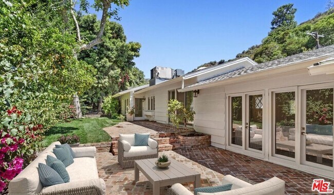 Building Photo - 3933 Mandeville Canyon Rd