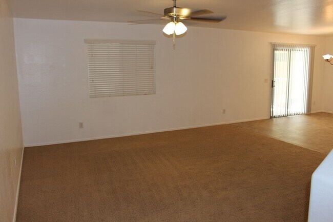 Foto del edificio - 4 bed 2.5 bath Magic Ranch Home