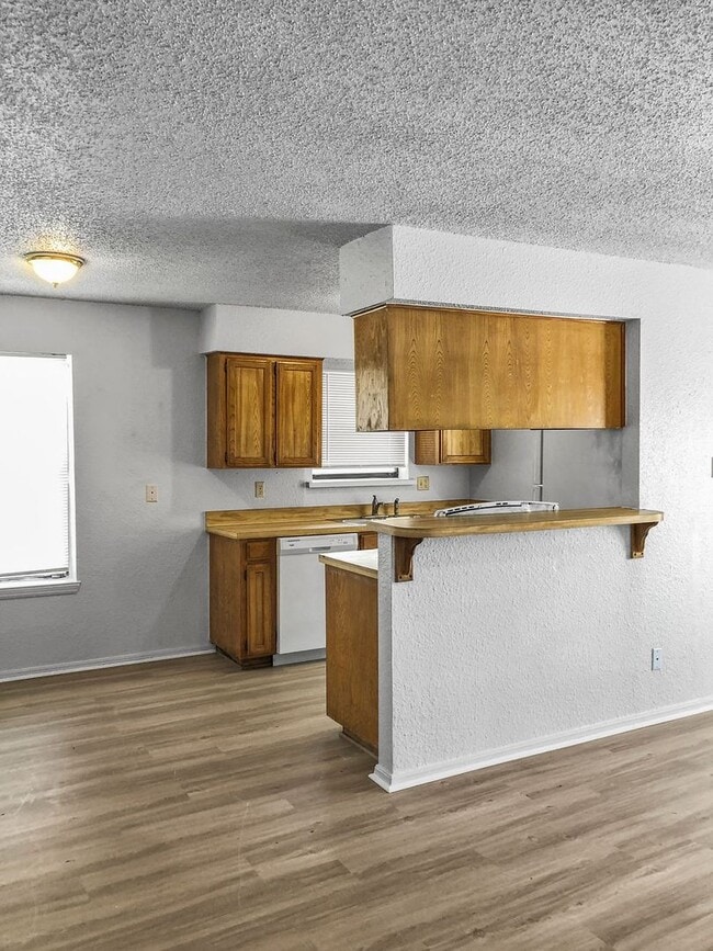 Building Photo - 821 N Mesquite St