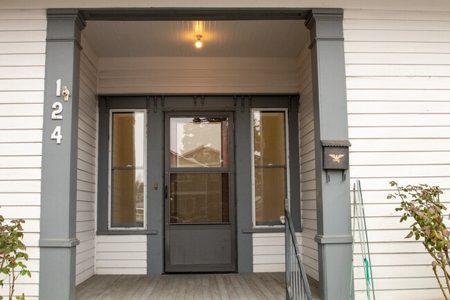 Building Photo - 124 E Orchard Ave