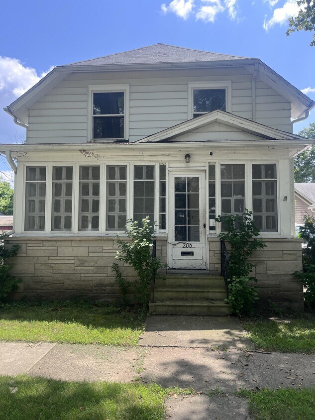 Primary Photo - 206 E Chestnut St