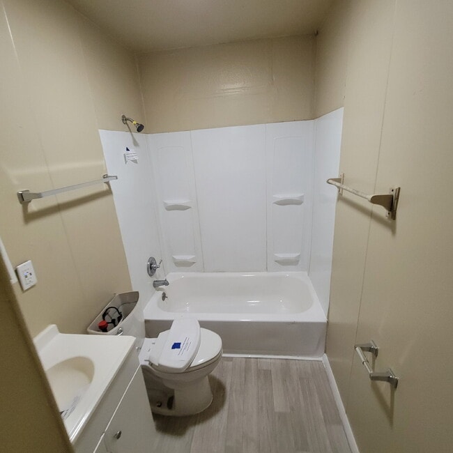 Building Photo - Cozy East Side Home!