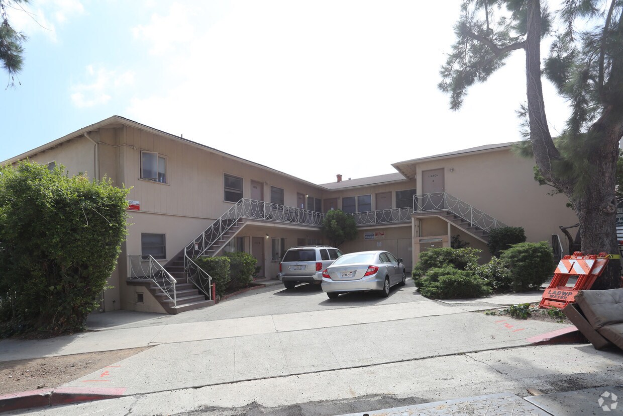 Foto del edificio - 11026-11030 Strathmore Dr