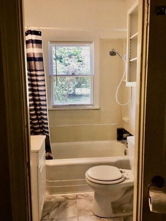 Primary Photo - Charming 2 Bd Farmhouse on 1.12 Acres With...