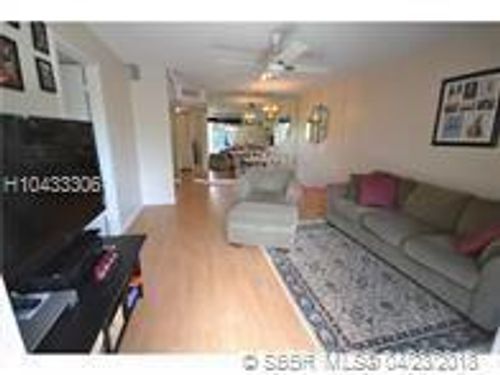 Foto del edificio - 8876 Royal Palm Blvd