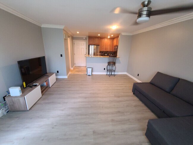 Foto del edificio - 1 bed 1 bath in UTC with great amenities Pool, hot tub, gym, underground parking.