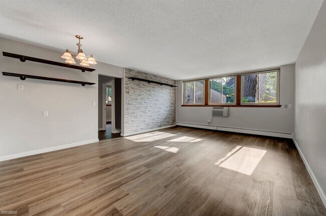 Building Photo - 2 br, 1 bath Condo - 3522 Harriet Avenue 106