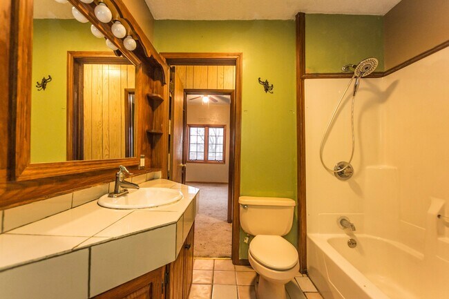 Foto del edificio - Spacious 3 bedroom with fenced in yard!