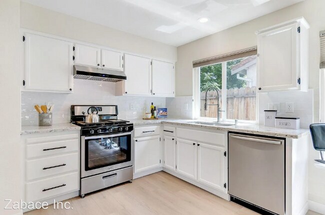 Building Photo - 4 br, 3 bath House - 1321 Caceres Ct