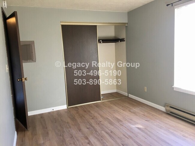Building Photo - Duplex with Large Yard