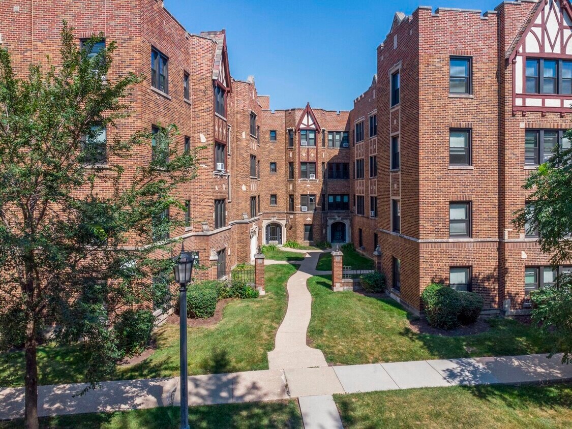 321 Calendar Ave Unit 3E, La Grange, IL 60525 Room for Rent in La