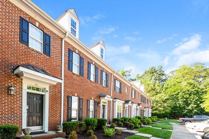 Foto principal - 3-Bedroom Charming Townhome