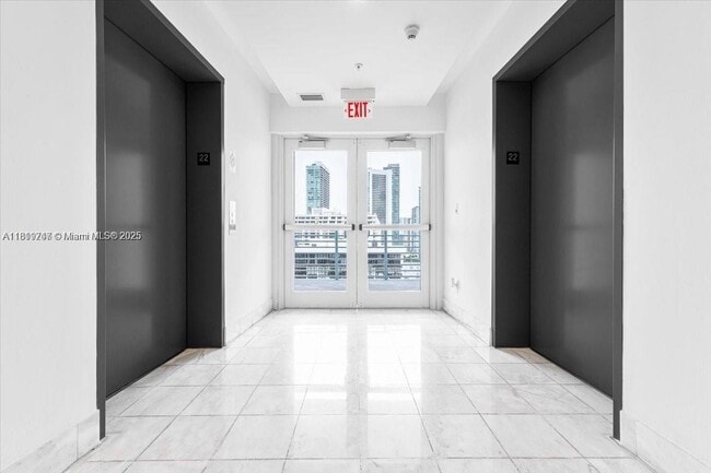 Foto del edificio - 601 NE 36th St