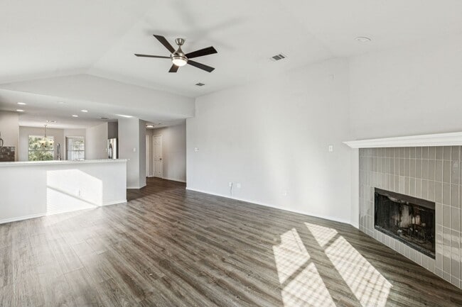 Building Photo - Desirable Cross Oak Ranch