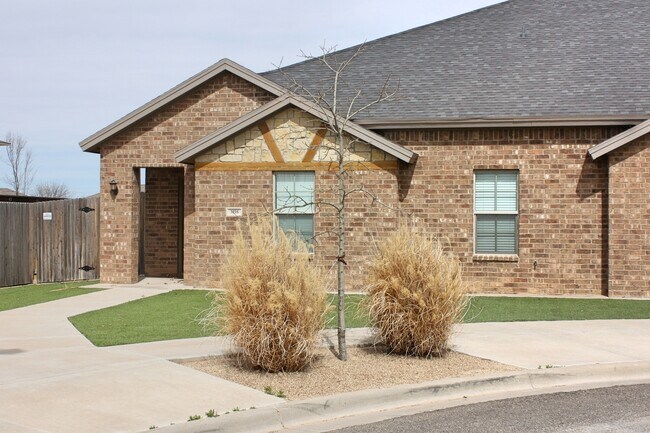 Foto del edificio - Charming Quad Located On Cul-De-Sac East o...