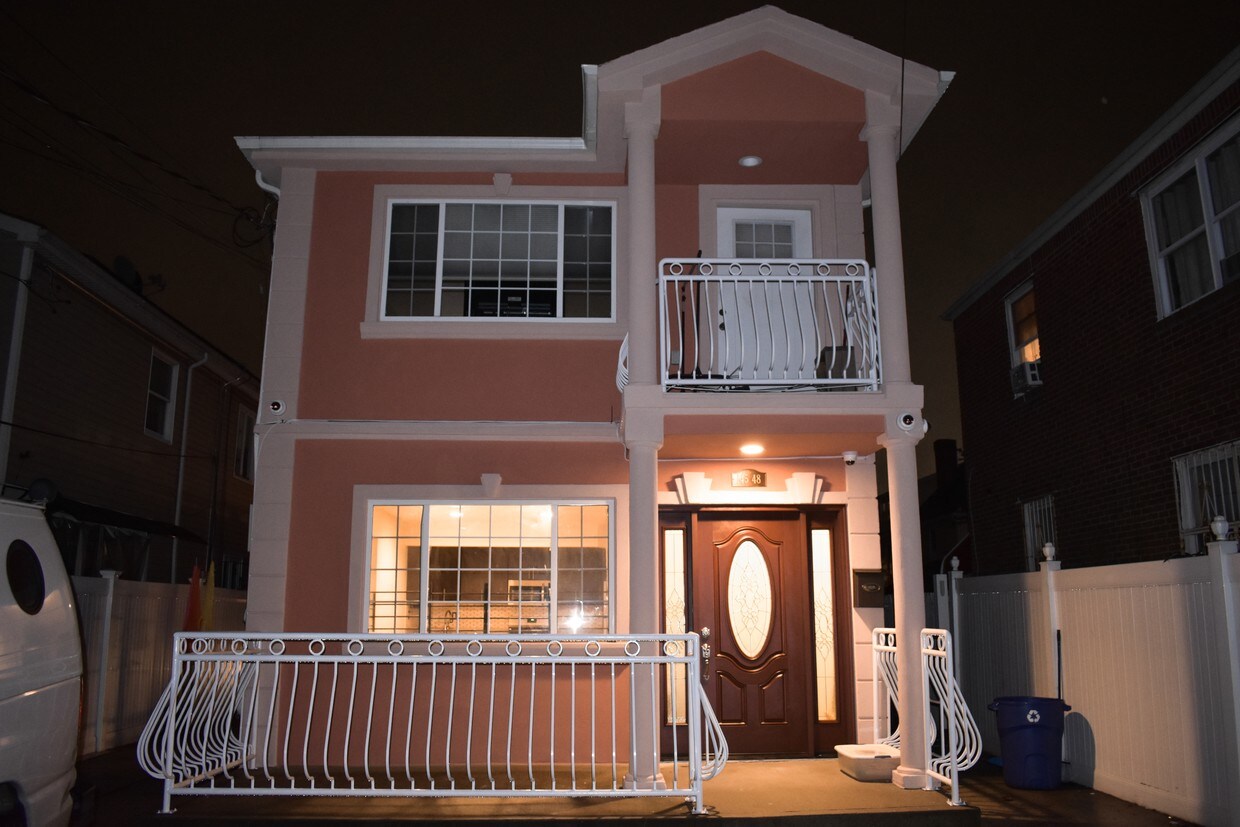 Exterior view with terrace - 145-48 Ferndale Ave