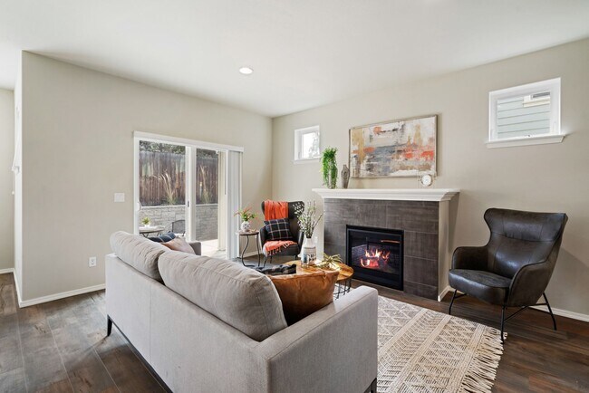 Foto del edificio - Pet Friendly Three Bedroom Townhome