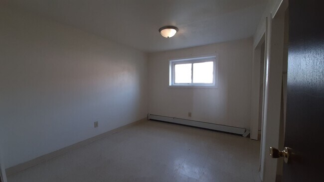 Building Photo - Large 1200 sq ft 3 bedroom, 1 bath Townhome