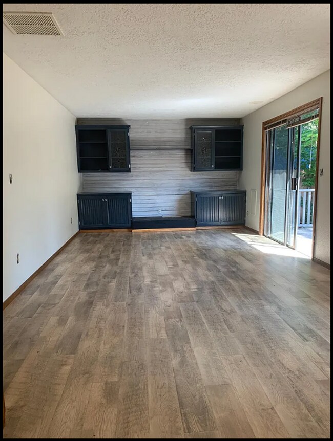 Foto del edificio - 2428 Ptarmigan St NW