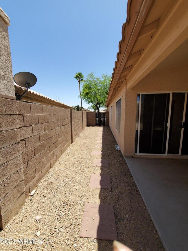 Building Photo - 2208 E Morrow Dr
