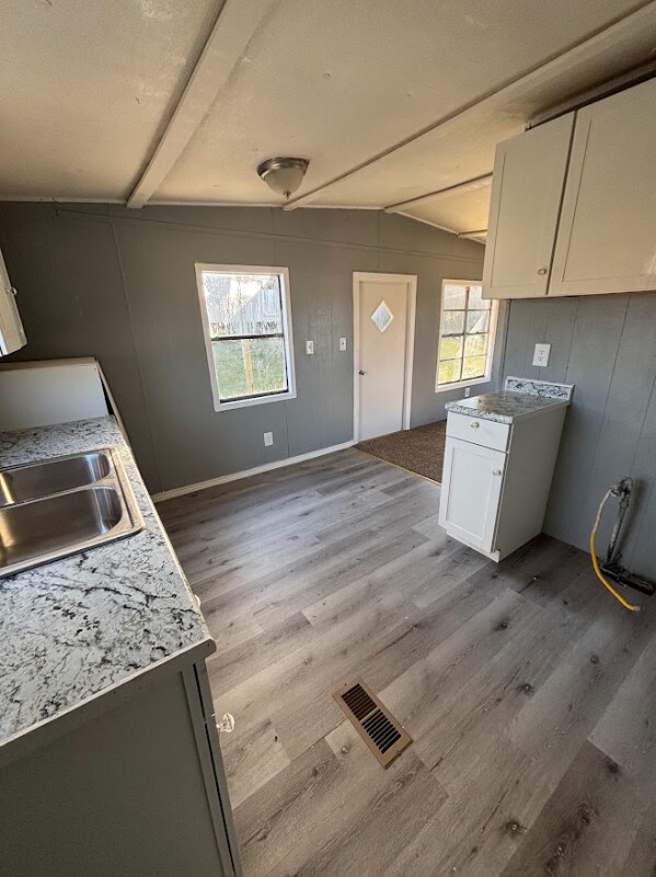 Foto del edificio - 100 Hidden Valley Dr