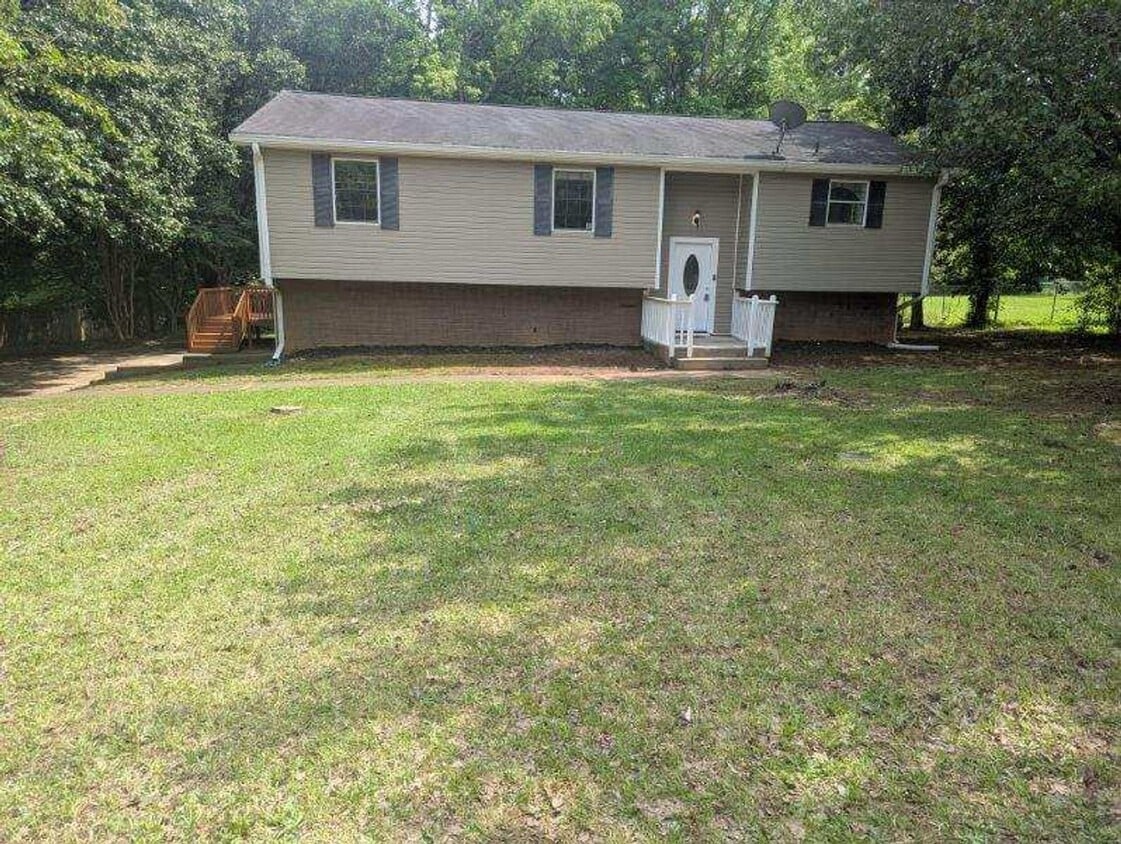 Primary Photo - Large 3 Bedroom 2 Bath Ranch with Basement...