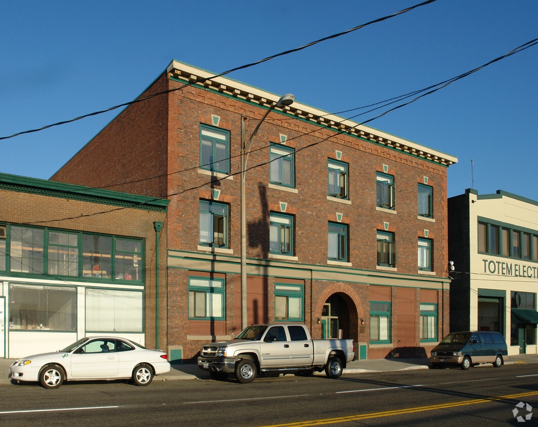 Primary Photo - Jefferson Square Apartments