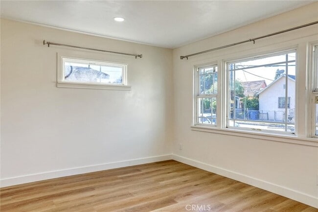 Building Photo - 950 E 48th St