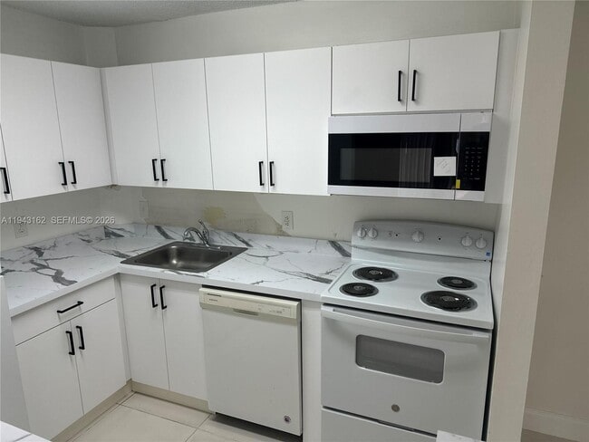 Foto del edificio - 10773 Cleary Blvd