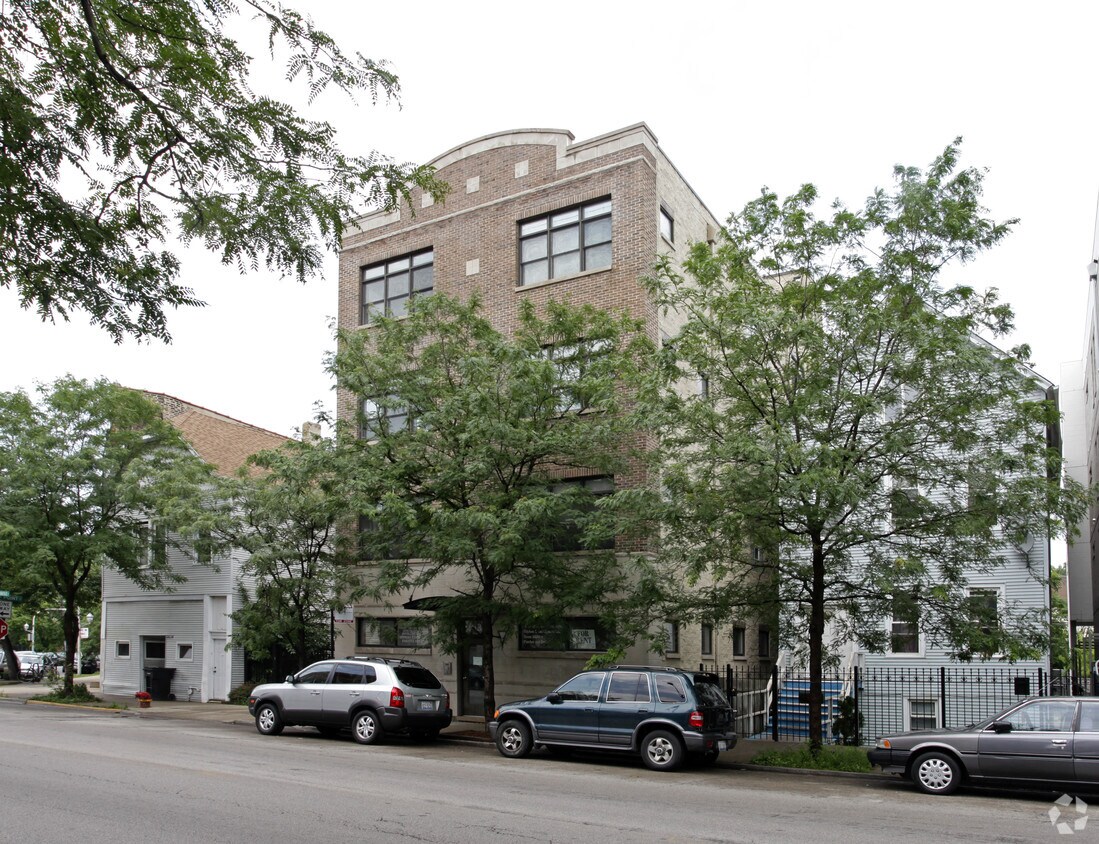 Building Photo - 2630 W Armitage Ave