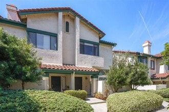 Building Photo - 1427 Summit Dr