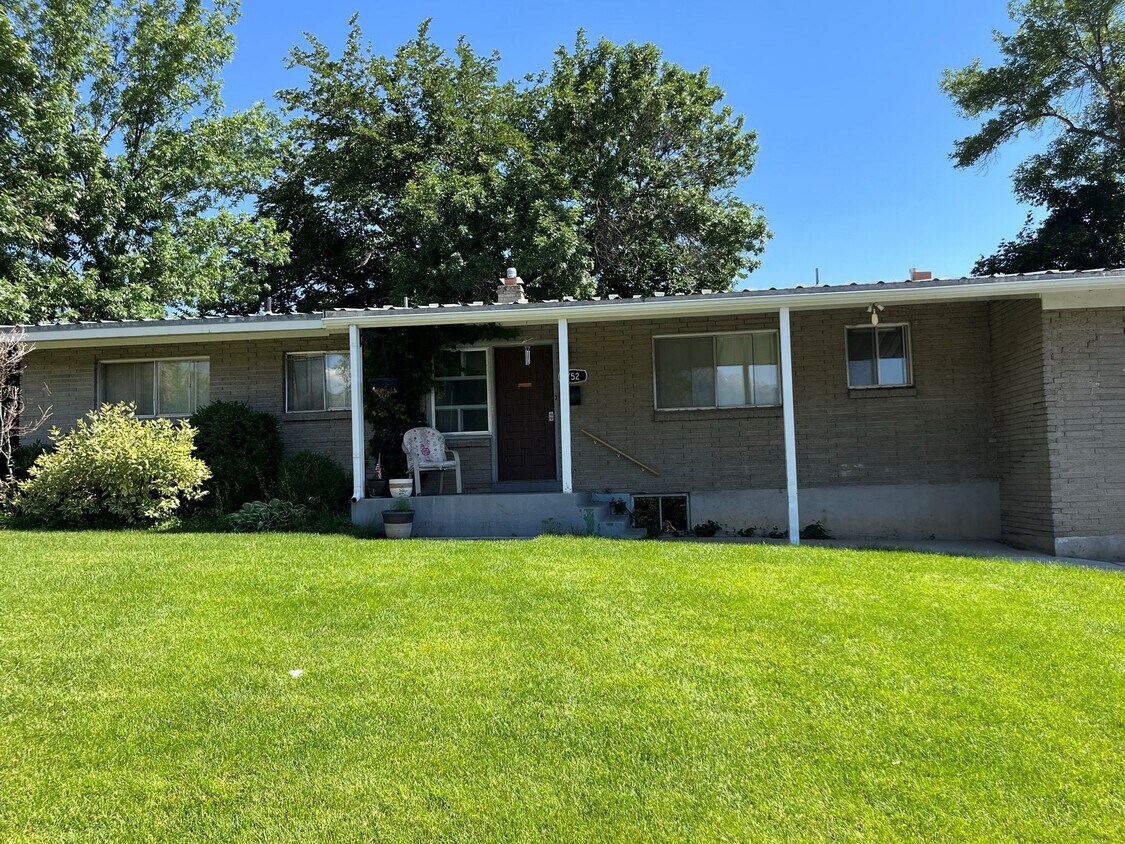 Great family home with large yard - 752 E 2550 N
