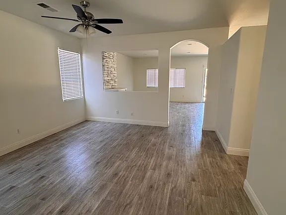 Foto del edificio - "Charming 3-Bed Oasis with Cozy Fireplace on Lighthouse Dr, Bakersfield!"