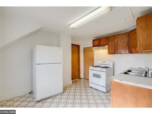 Building Photo - Quiet Affordable  Upper Level 2bdrm Duplex