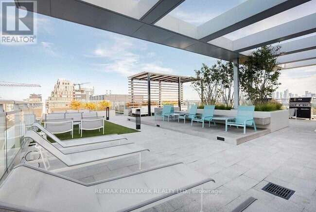 Photo du bâtiment - 223 St Clair Ave W