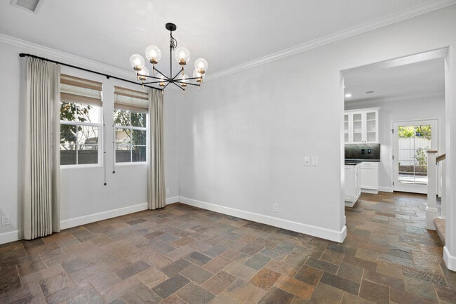 Building Photo - 40 Hollinwood