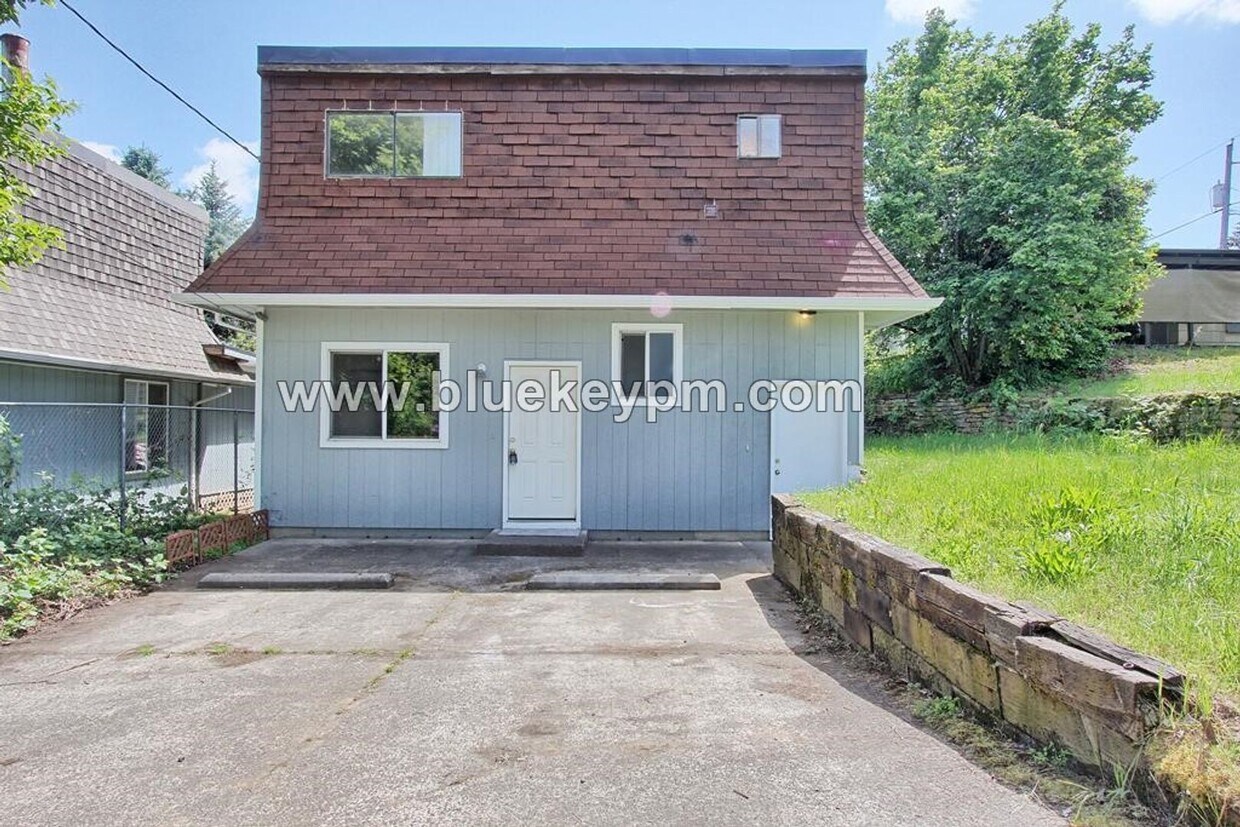 Primary Photo - Upper Floor 1 Bed, 1 Bath Duplex Unit for ...