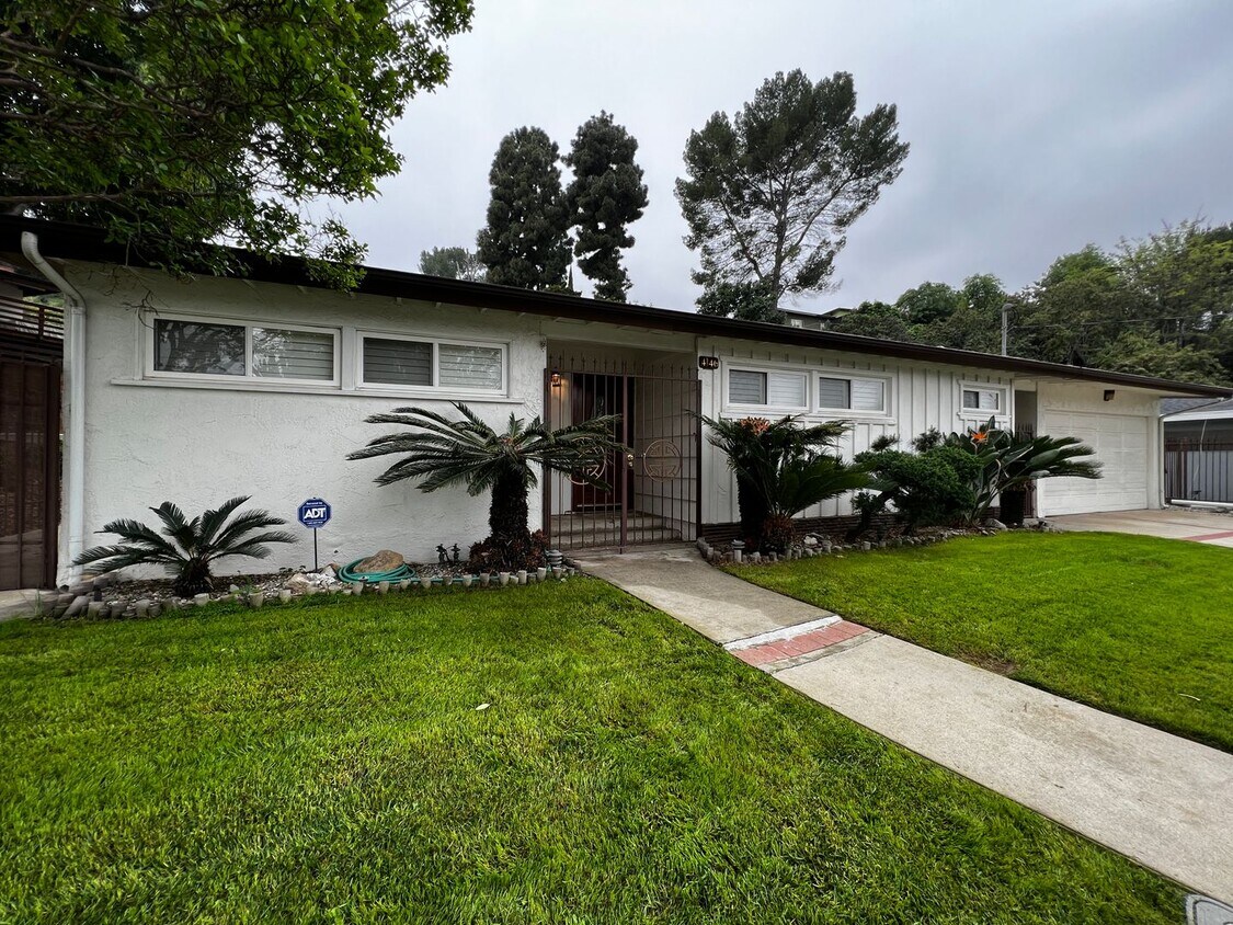 Foto principal - Gorgeous 3 Bedroom 1.5 Bath Home located i...