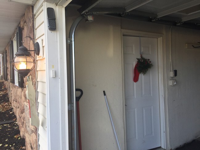 Su entrada privada y cerrada desde el garaje - 7288 Beechtree Ct