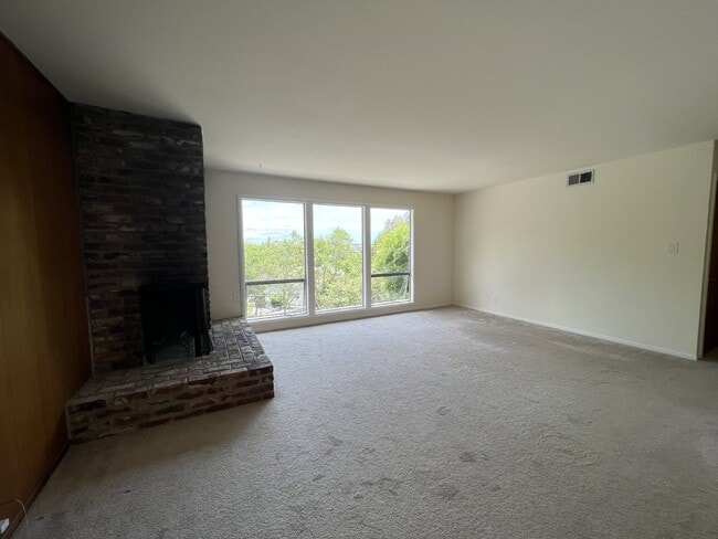 Building Photo - Charming 2 Bedroom In Larkspur!