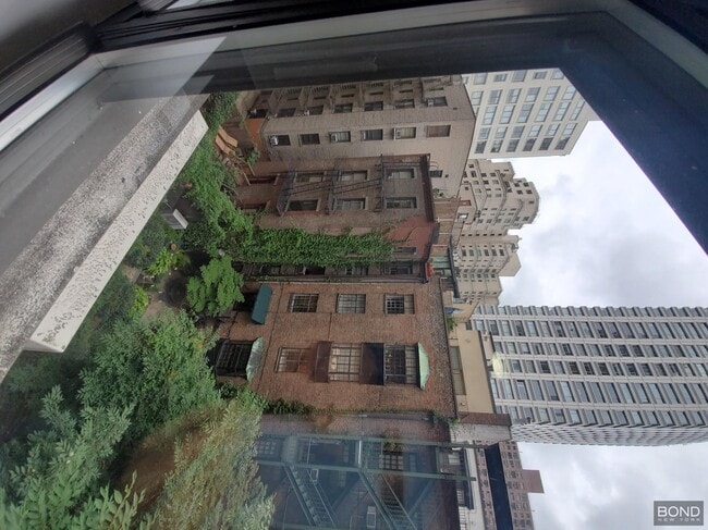 Foto del edificio - 219 E 69th St