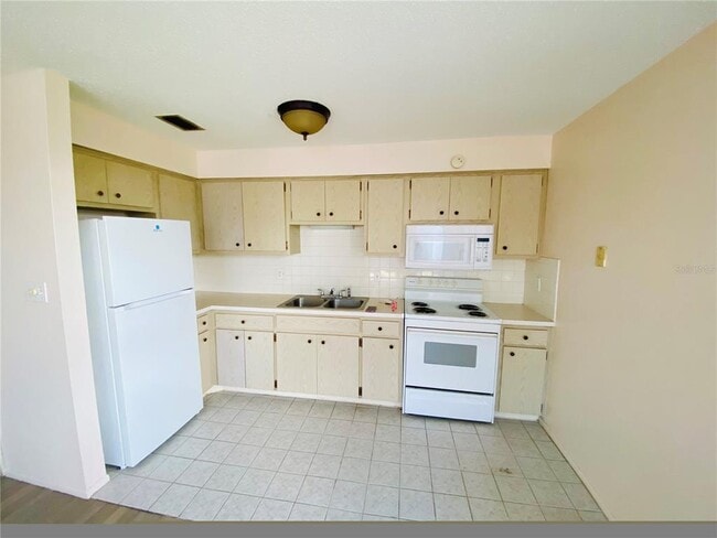 Foto del edificio - 4351 Tahitian Gardens Cir