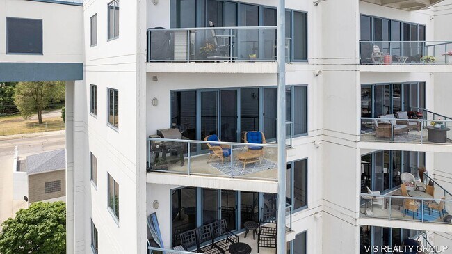 Foto del edificio - 2964 Lakeshore Dr