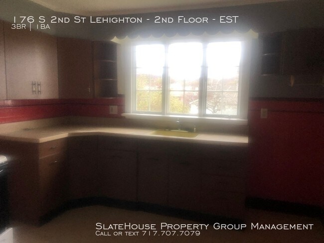 Building Photo - Large Three Bedroom/One Bath